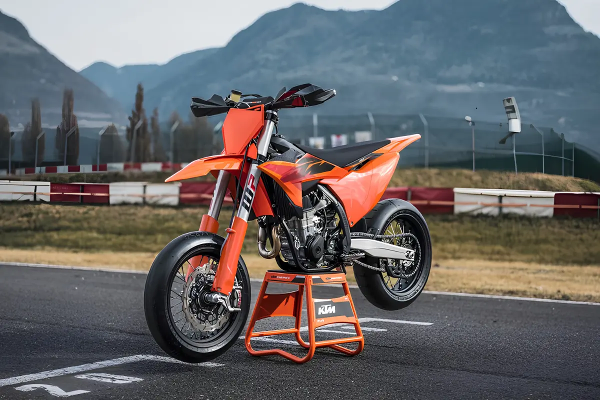 KTM 450 SMR 2027 mantém 63 cv e pesa apenas 109,3 kg
