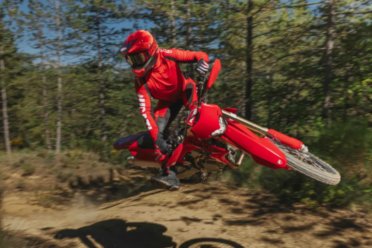 Ducati apresenta a inédita Desmo450 EDS e estreia oficialmente no segmento de enduro