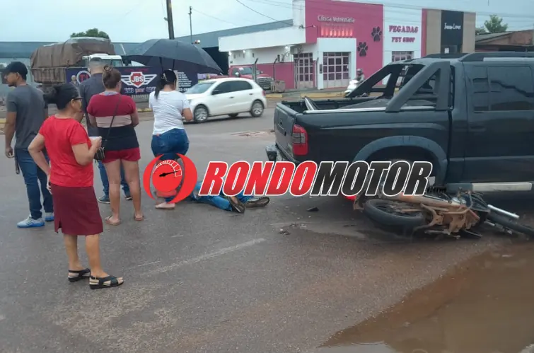 Batida entre moto e caminhonete deixa motociclista ferido na zona Leste