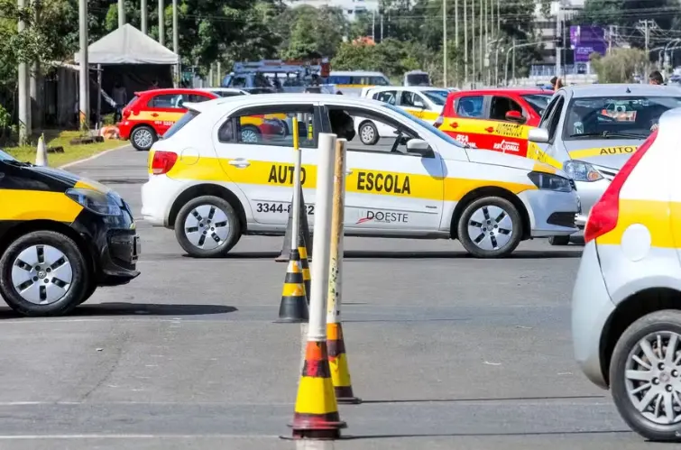 Tirar CNH pode ficar mais caro para quem precisa aprender a dirigir no Brasil