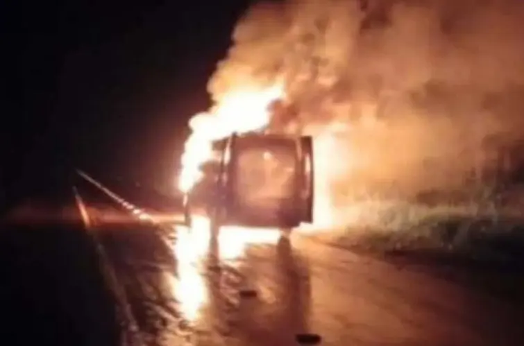 Incêndio destrói ambulância que transportava paciente na RO-479 em Rolim de Moura