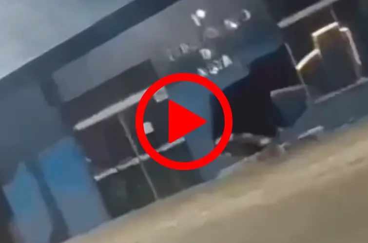 Casal em caminhonete derruba parede de cartório no centro de Vilhena
