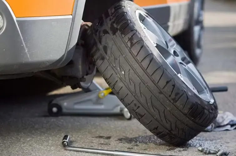 Como trocar o pneu do carro com segurança: veja o passo a passo correto