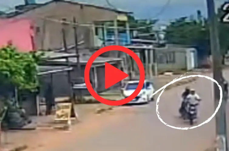 Motociclista muda de direção sem olhar retrovisor e provoca acidente