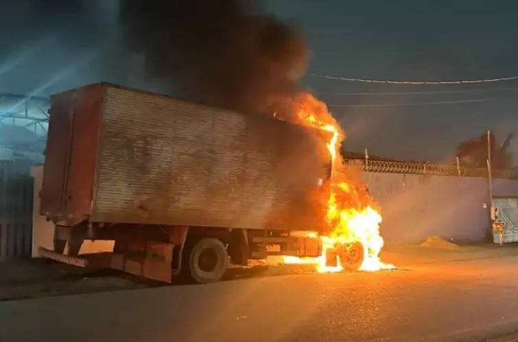 Caminhão baú pega fogo durante a madrugada em frente a residência na zona Sul de Porto Velho