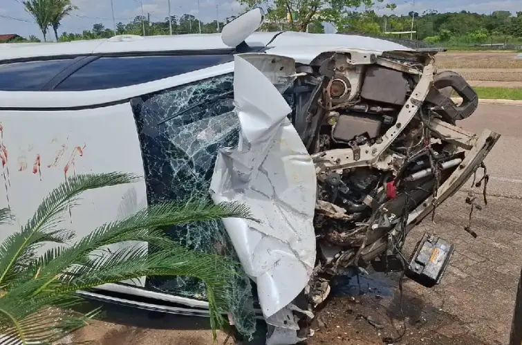 Casal fica ferido após capotamento de Corolla no Espaço Alternativo, em Porto Velho