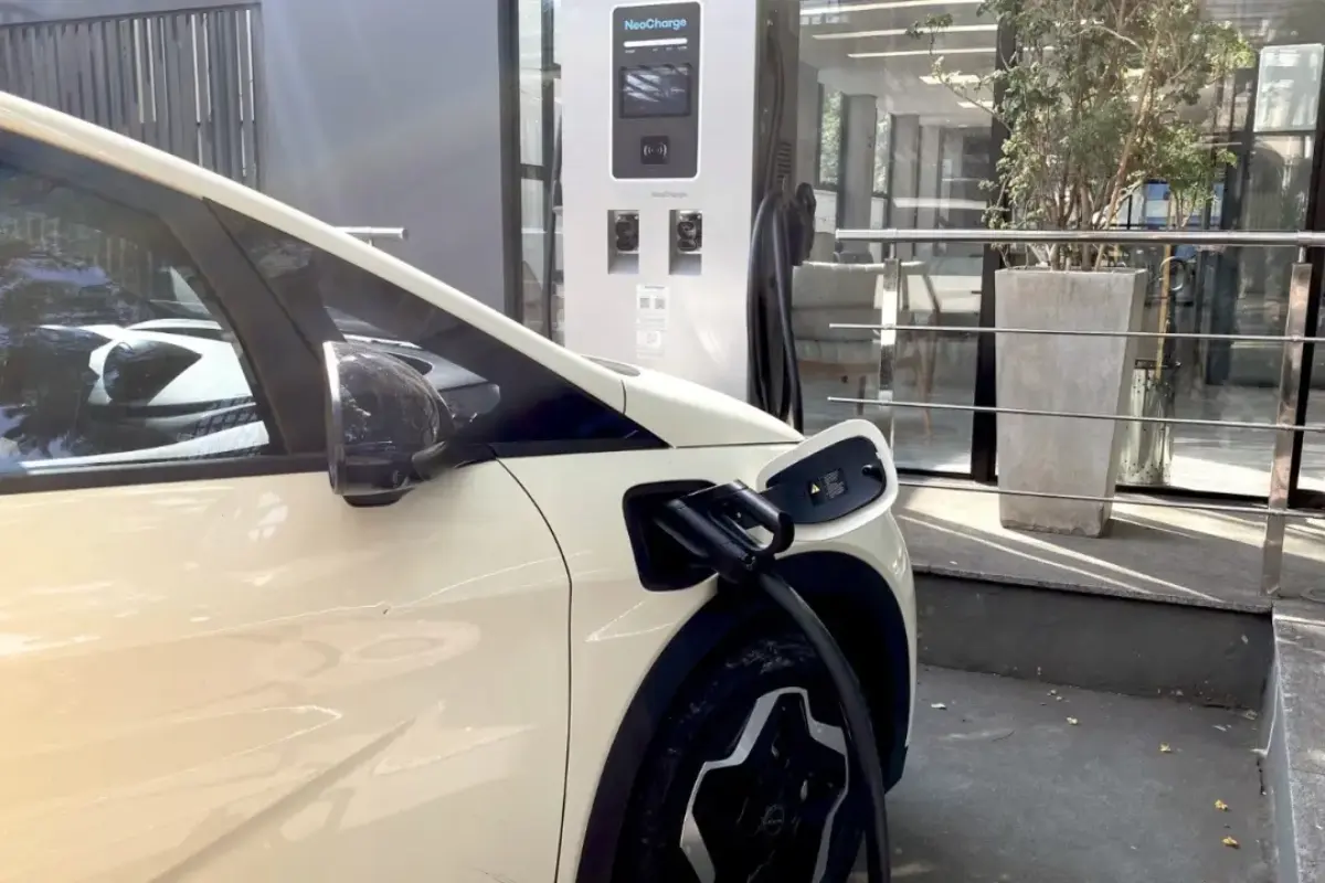 Novas soluções prometem instalar carregadores para carros elétricos em condomínios sem grandes obras