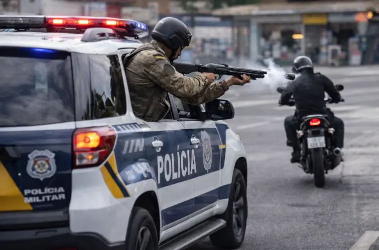 Polícia pode usar tiro de borracha contra moto em fuga? Entenda os limites da lei