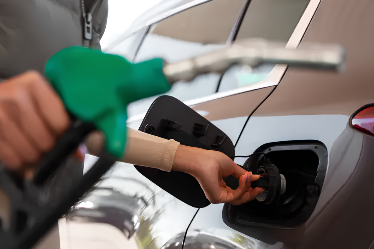 Cheiro de gasolina dentro do carro pode indicar vazamento; veja como agir com segurança