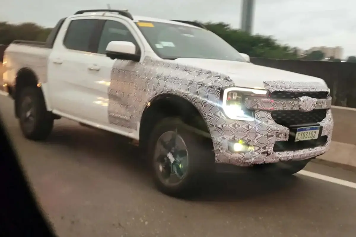 Ford Ranger híbrida plug-in é flagrada em testes e estreia no país está prevista para 2027