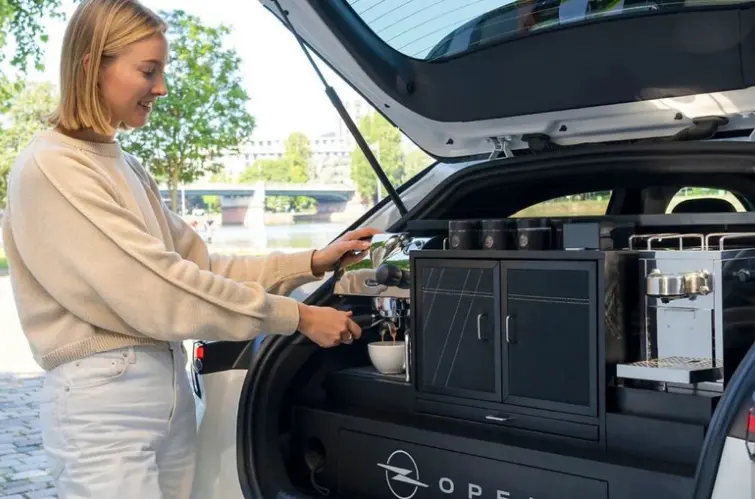Carro elétrico ganha versão que prepara café durante viagens