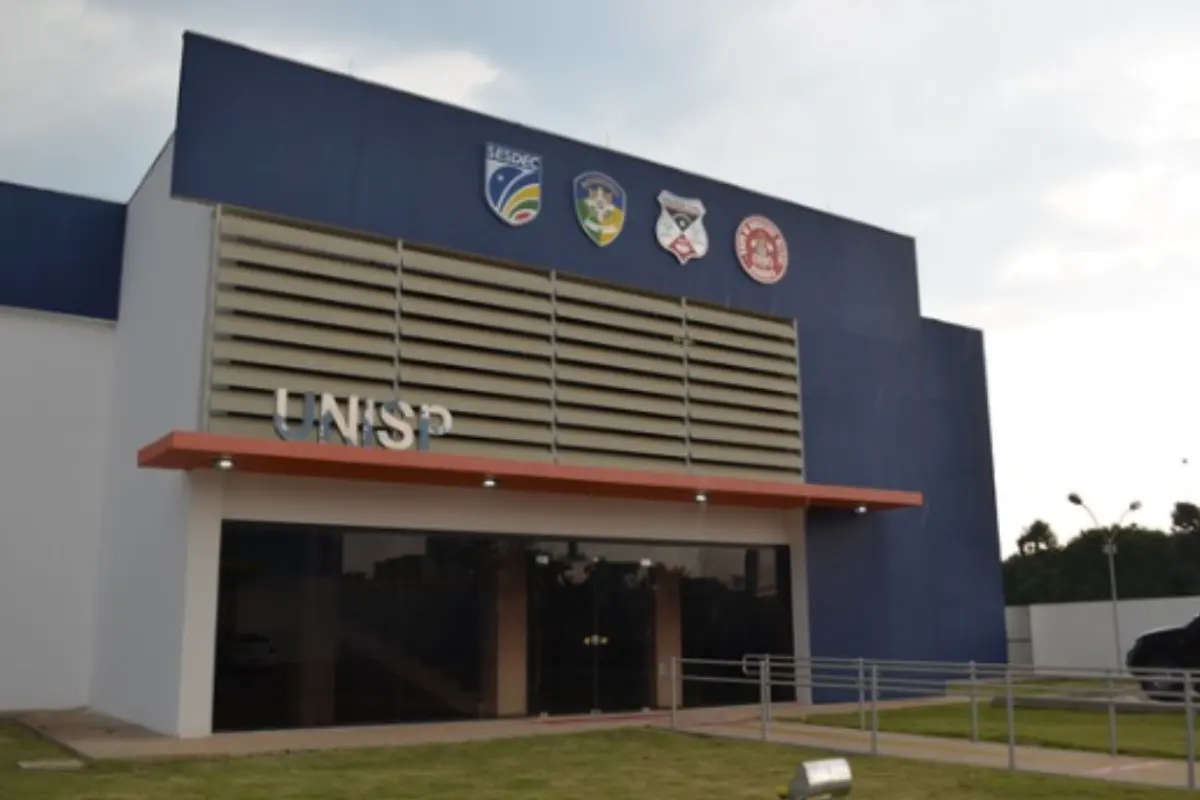 Motorista perde controle de Fiat Fastback, derruba dois muros e mobiliza equipes de resgate em Vilhena