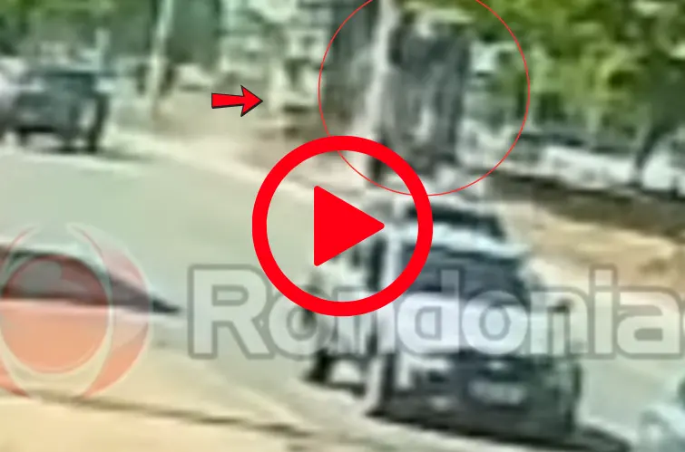 Câmeras registram capotamento impressionante na Avenida Jorge Teixeira; motorista da caminhonete tentou fugir