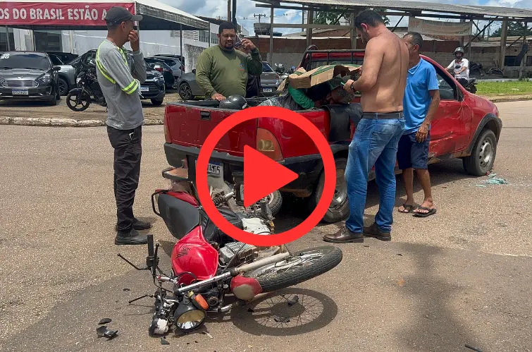 Motociclista vai parar na carroceria de veículo em grave acidente em Porto Velho