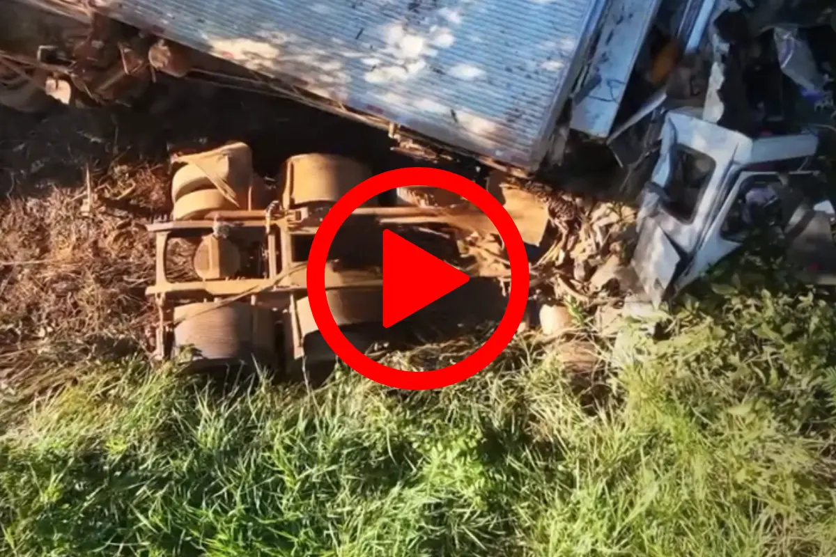 Caminhoneiro e passageiro morrem após caminhão cair em ribanceira entre Porto Velho e Humaitá