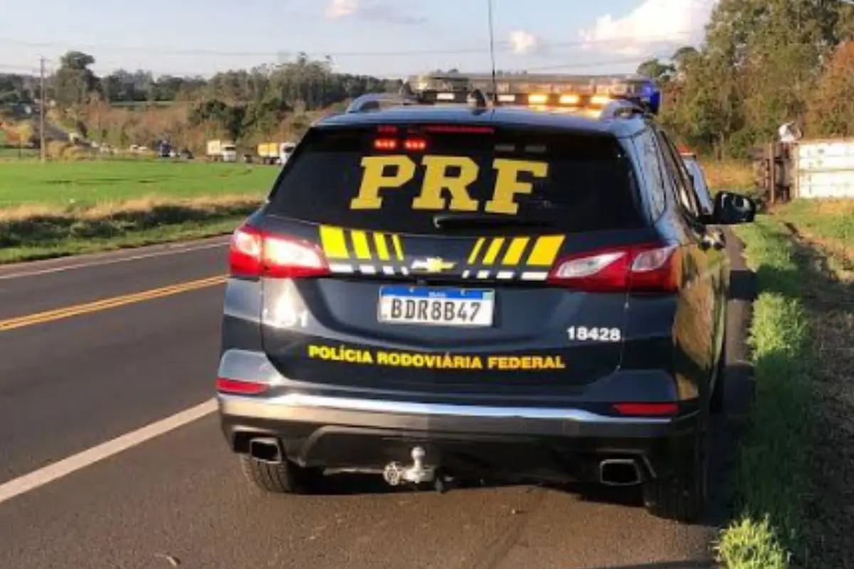 Tombamento de veículo interdita trecho da BR-364 e bloqueia trânsito próximo a Cujubim