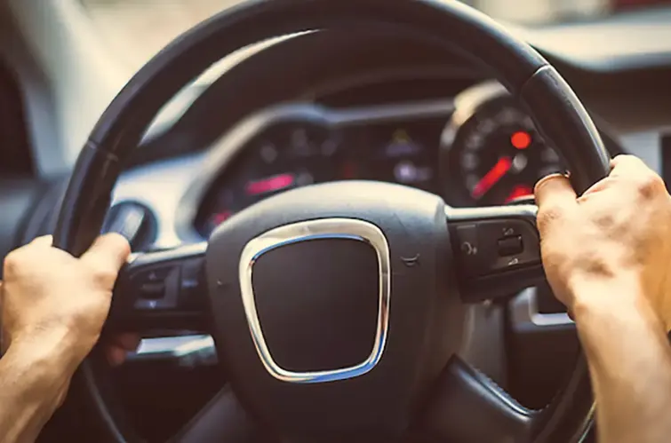 Entenda por que alguns carros puxam o volante em acelerações mais fortes