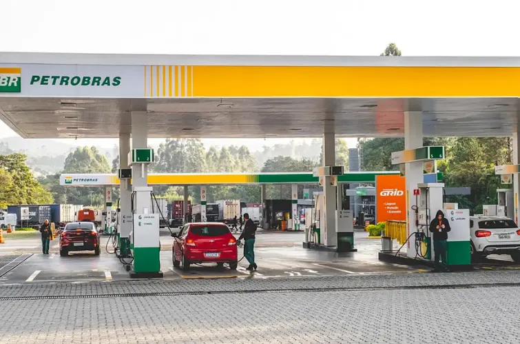 Gasolina cai quase 5% após redução da Petrobras, mas impacto nas bombas pode ser limitado