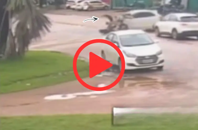 Vídeo mostra carro atingindo mãe e filha em moto no Centro de Porto Velho
