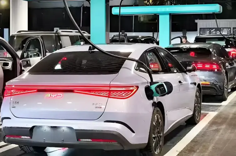 Novos carregadores da BYD prometem abastecer carros elétricos quase tão rápido quanto um posto de gasolina