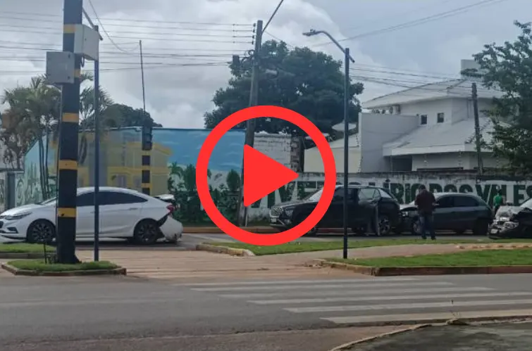 Engavetamentos quase simultâneos envolvem sete veículos na Avenida Presidente Nasser