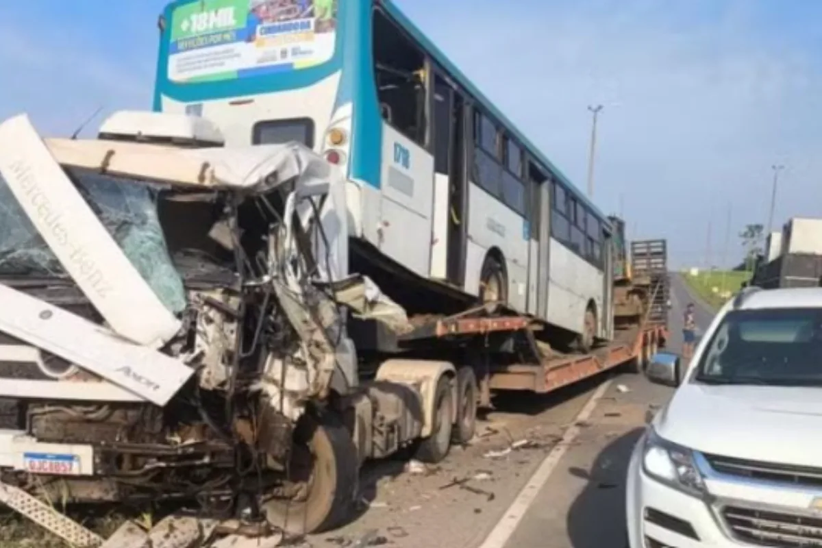 Motorista fica preso às ferragens após desviar de motociclista e provocar colisão na BR-364, em Vilhena