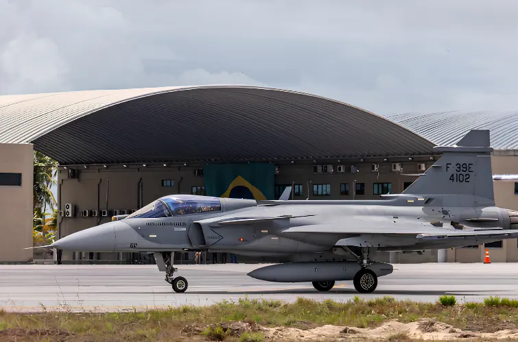 Brasil negocia ampliação da frota de caças Gripen e reforça programa estratégico da FAB