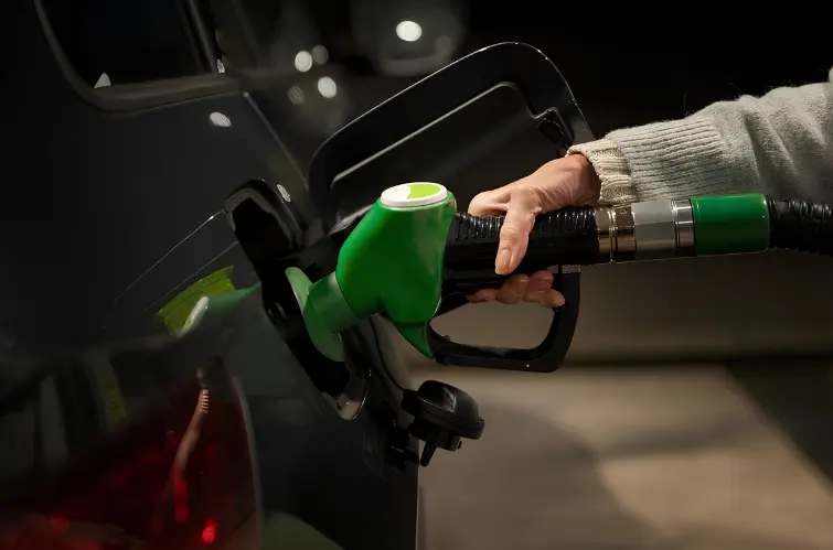 Governo estuda aumento de etanol na gasolina; entenda