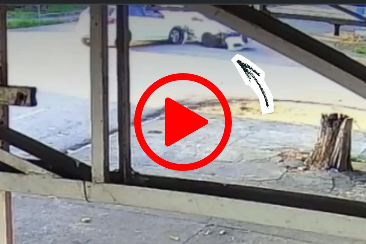 Câmera registra forte batida entre carros; veículo invade lanchonete em Porto Velho