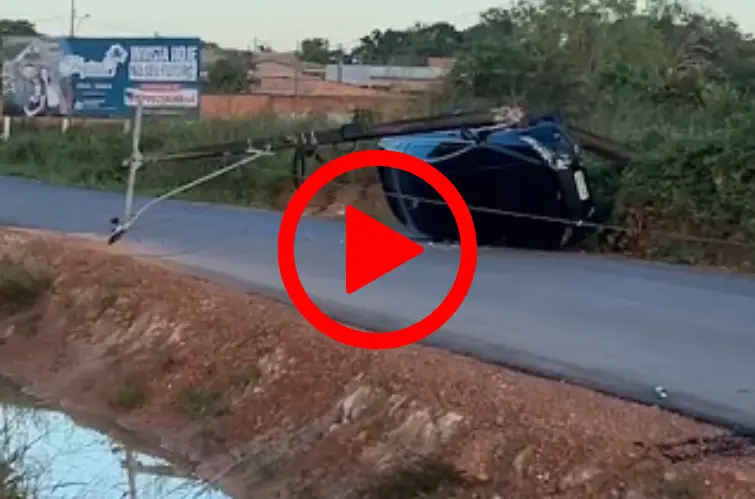 Mulher perde controle da direção de carro e derruba poste em Porto Velho