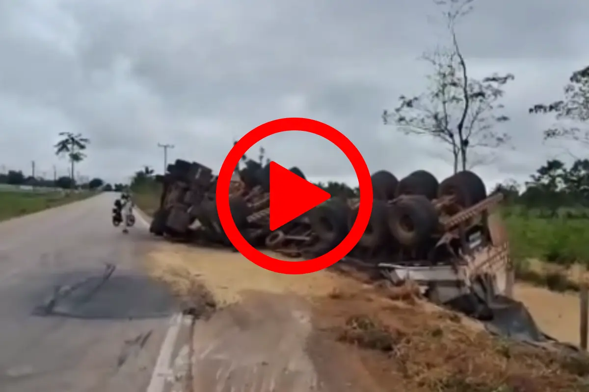 Carreta carregada de soja tomba na Estrada da Penal, em Porto Velho