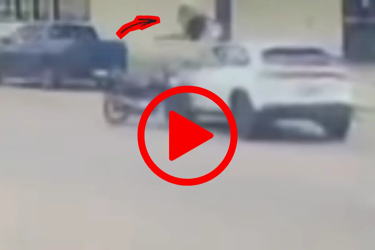Adolescente de 17 anos fica ferido após perder controle de moto e bater em carro