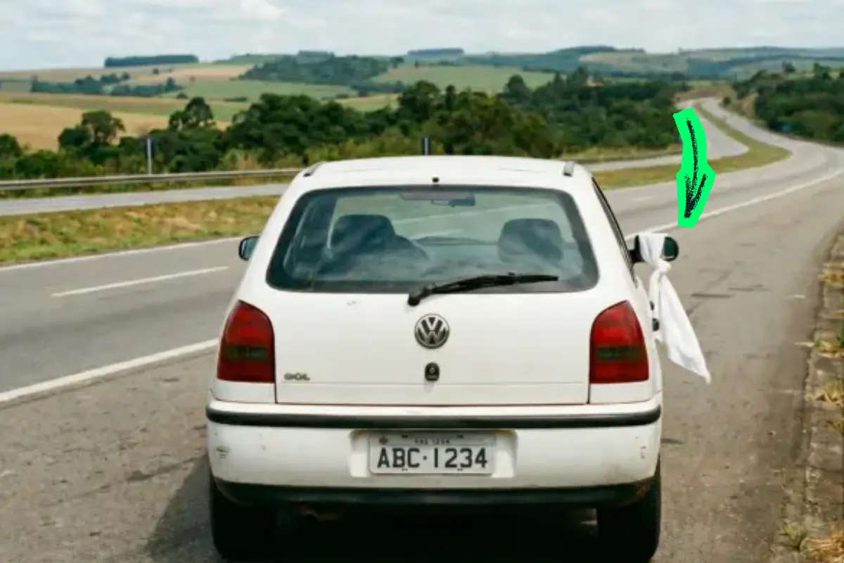 Pano branco no retrovisor? Entenda o significado do sinal usado por motoristas em situações de emergência