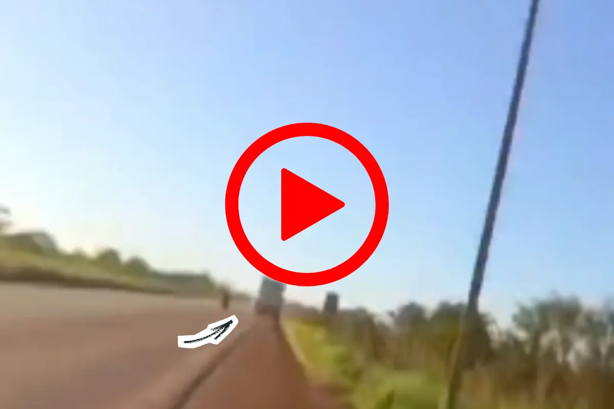 Caminhão arrasta carro para fora da BR-319 em grave acidente após ponte do Rio Madeira