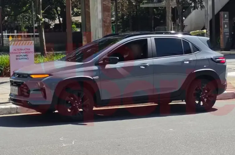 Novo Chevrolet Sonic 2027 aparece sem camuflagem e revela visual completo