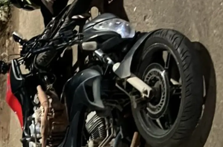 Dois ficam feridos após colisão entre motos em cruzamento com semáforo em Porto Velho