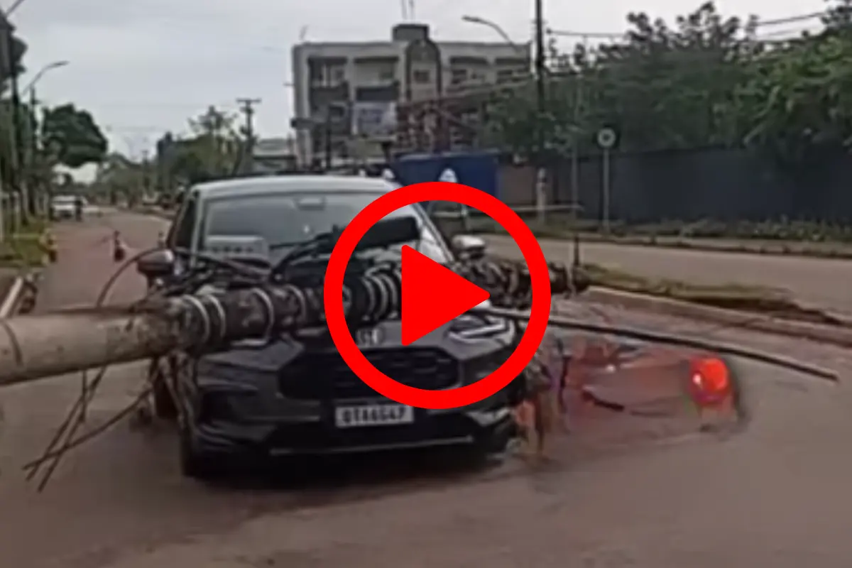 Poste cai sobre carro após caminhão arrastar fiação em avenida de Porto Velho