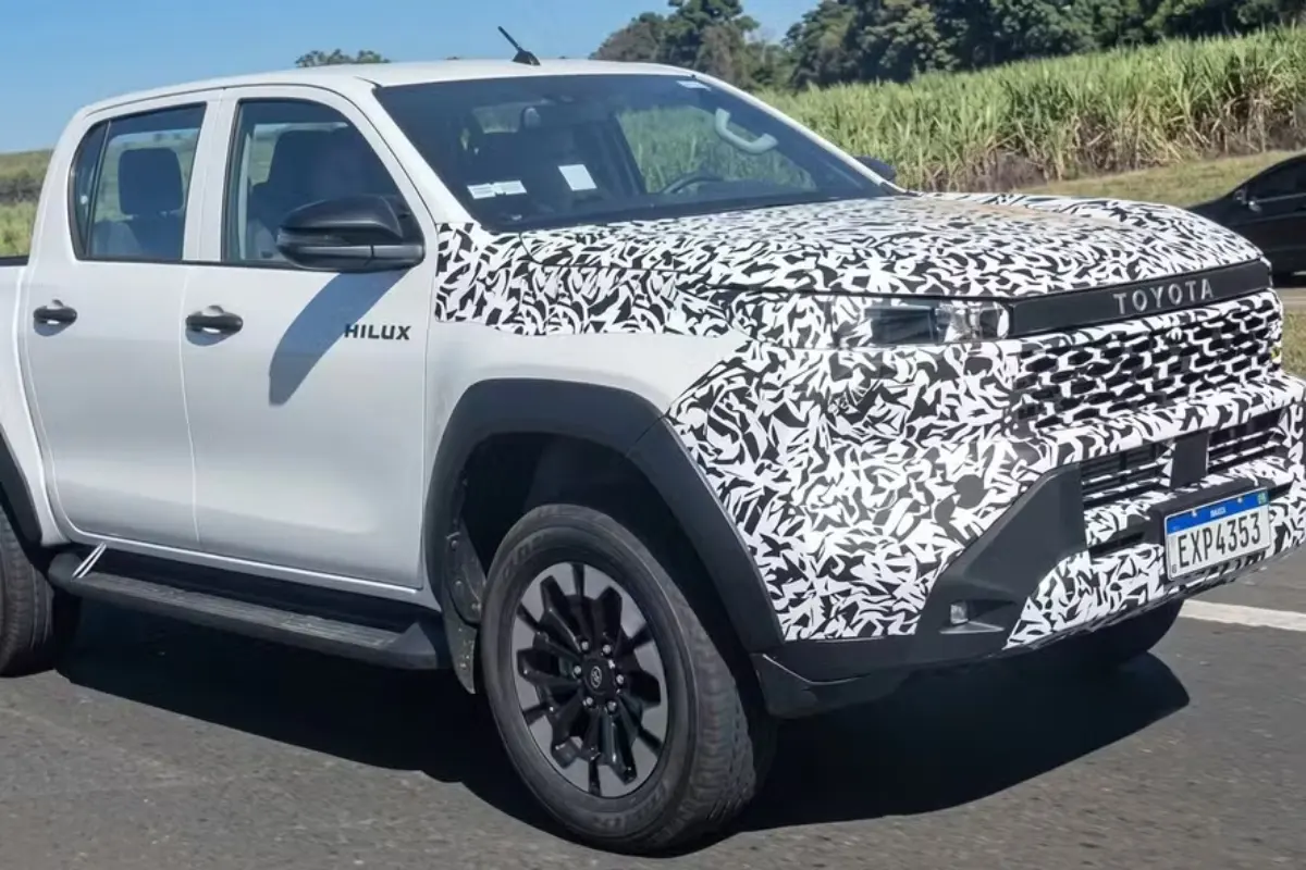Nova Toyota Hilux é flagrada no Brasil quase sem camuflagem e indica estreia no início de 2027