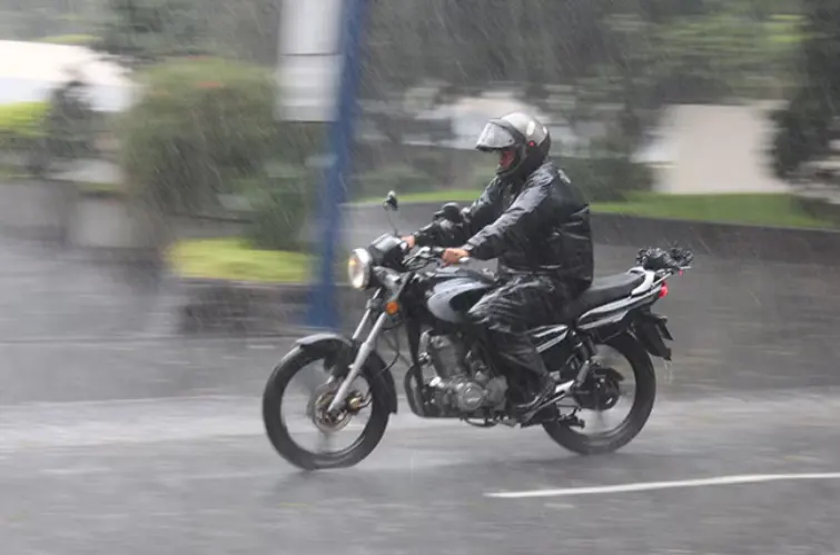 Alerta para chuvas intensas e ventos fortes segue válido até hoje; veja orientações para motoristas e motociclistas