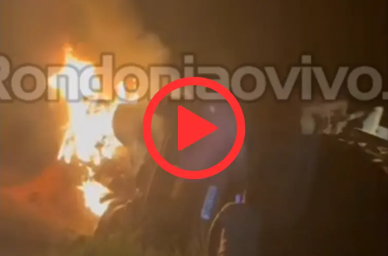 Carreta carregada de gados pega fogo após capotar em Extrema