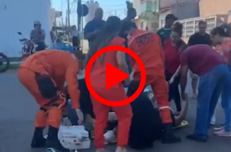 Moto empina durante subida em ladeira e mulher sofre grave acidente