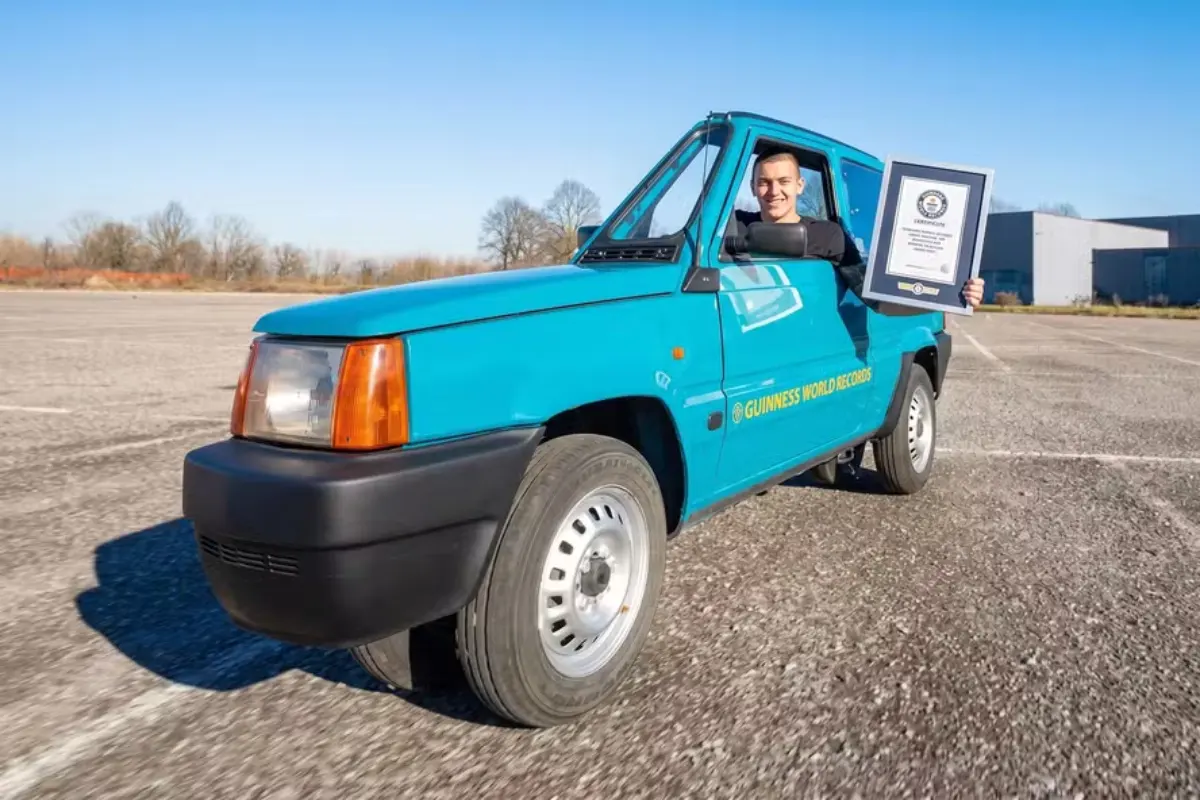 Fiat Panda de apenas 50 cm de largura entra para o Guinness como carro mais estreito do mundo