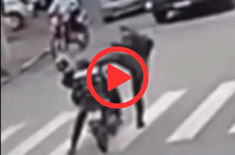 Pedestre tenta atacar motoboy com “movimentos de capoeira” e viraliza nas redes sociais