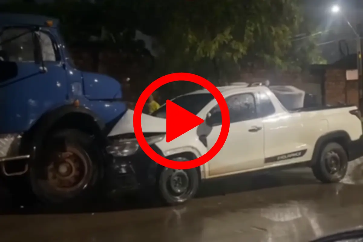 Carro bate de frente com caminhão estacionado na contramão durante chuva em Porto Velho