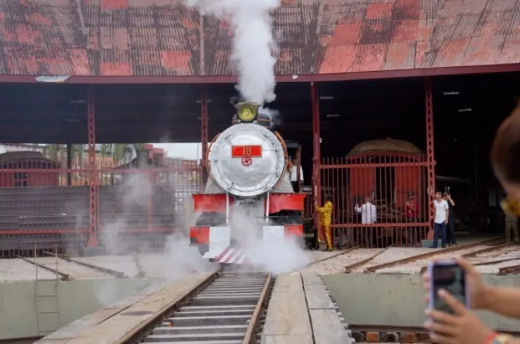 Locomotiva 18 volta aos trilhos em apresentação aberta ao público