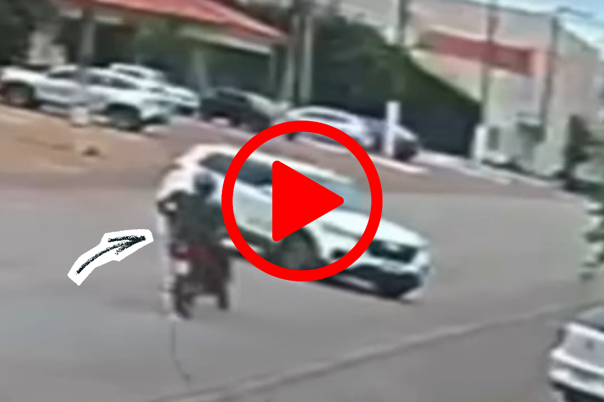 Motoboy fica ferido após carro fazer conversão e atingir motocicleta na rua México