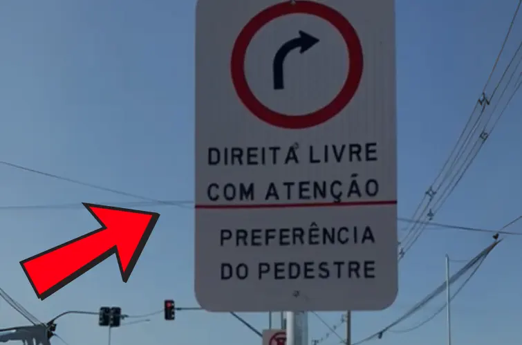 Placa “direita livre” no aeroporto ainda passa despercebida e causa lentidão no trânsito