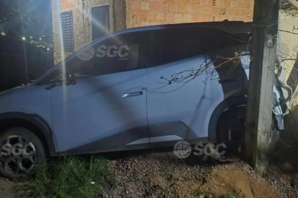 Motorista de aplicativo embriagada perde controle de BYD Dolphin Mini e destrói parte de residência em Porto Velho