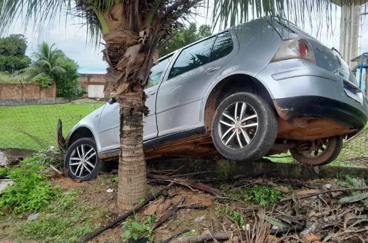 Veja como ficou o VW Golf que invadiu área da Caerd e parou 