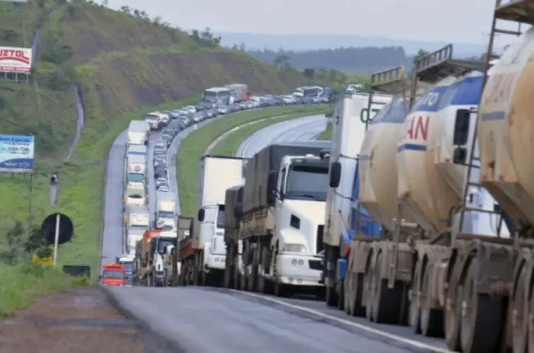 Caminhoneiros decidem adiar greve após pressão do diesel e medidas do governo